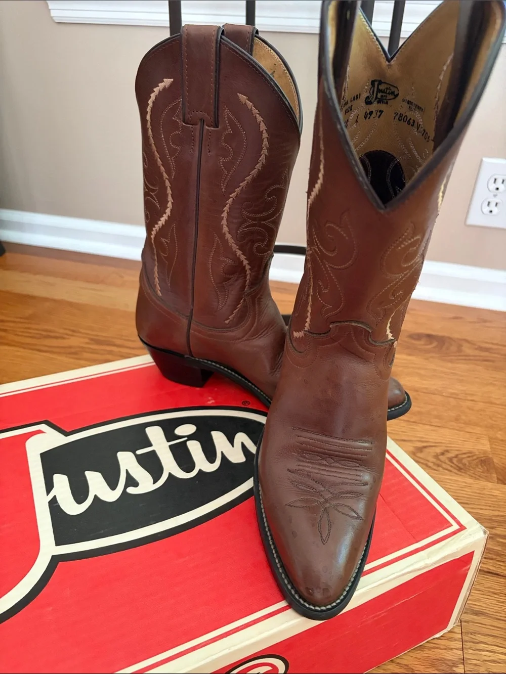 Justin Boots Brown Leather Western Cowboy Boots with Embroidery. Size: 7.5